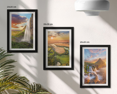 Set van ingelijste schilderijen Watervallen, berglandschappen en rivieren bij zonsondergang.