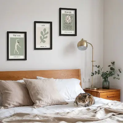 Gallery wall met abstracte figuren en plantmotieven in ingetogen kleuren