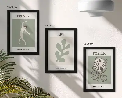 Gallery wall met abstracte figuren en plantmotieven in ingetogen kleuren