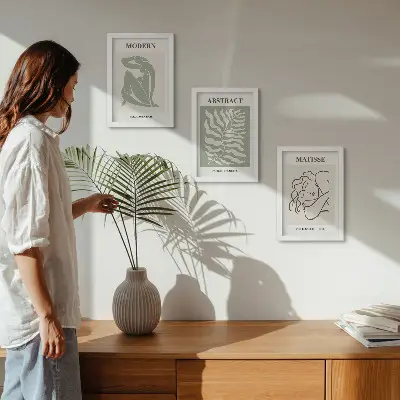 Set ingelijste schilderijen stijlvolle kunstwerken met figuren en bladeren in groene tinten