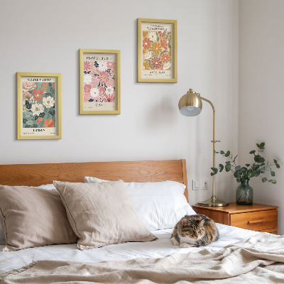 Set van ingelijste schilderijen Bloemenpatronen op posters uit Londen, Tokio en Amsterdam.