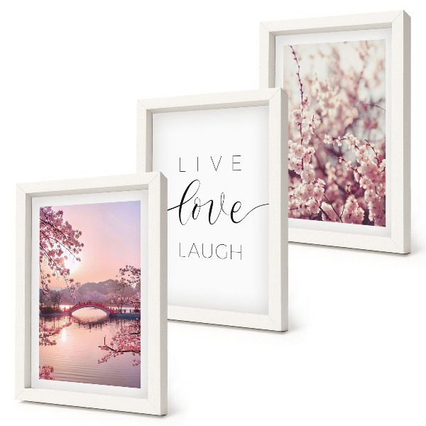 Gallery wall Bloemmotieven met een brug en een opschrift.