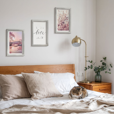 Gallery wall Bloemmotieven met een brug en een opschrift.
