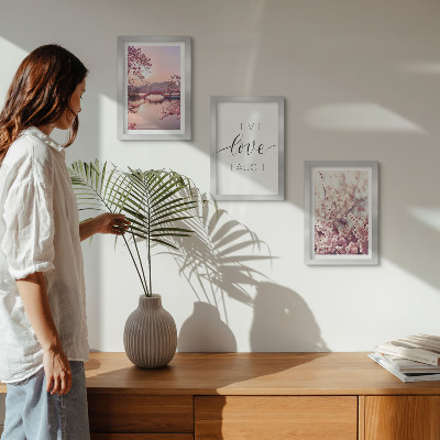 Gallery wall Bloemmotieven met een brug en een opschrift.