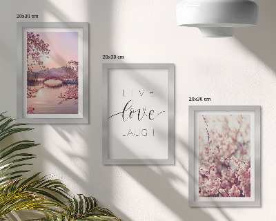 Gallery wall Bloemmotieven met een brug en een opschrift.