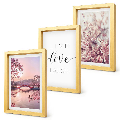 Gallery wall Bloemmotieven met een brug en een opschrift.