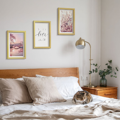 Gallery wall Bloemmotieven met een brug en een opschrift.