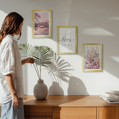 Gallery wall Bloemmotieven met een brug en een opschrift.