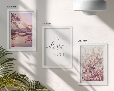 Gallery wall Bloemmotieven met een brug en een opschrift.