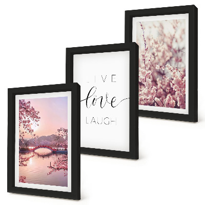 Gallery wall Bloemmotieven met een brug en een opschrift.