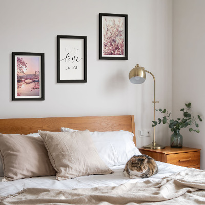 Gallery wall Bloemmotieven met een brug en een opschrift.