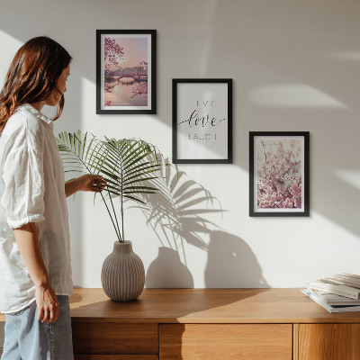 Gallery wall Bloemmotieven met een brug en een opschrift.