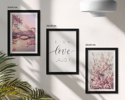 Gallery wall Bloemmotieven met een brug en een opschrift.
