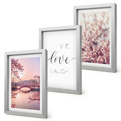 Gallery wall Bloemmotieven met een brug en een opschrift.