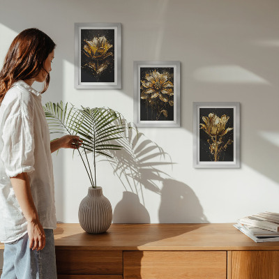 Gallery wall Bloemen in verschillende tinten geel op een donkere achtergrond.