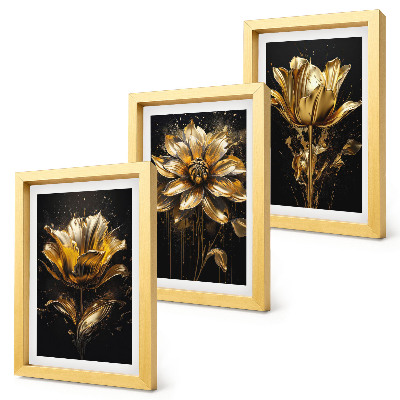 Gallery wall Bloemen in verschillende tinten geel op een donkere achtergrond.