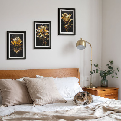 Gallery wall Bloemen in verschillende tinten geel op een donkere achtergrond.