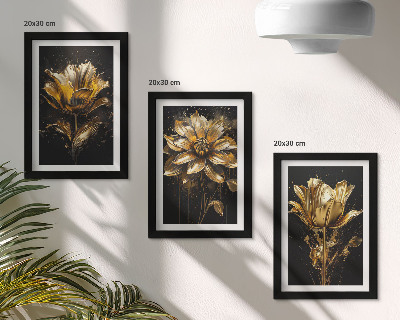 Gallery wall Bloemen in verschillende tinten geel op een donkere achtergrond.