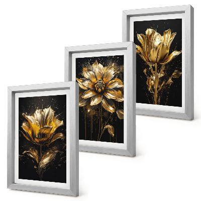 Gallery wall Bloemen in verschillende tinten geel op een donkere achtergrond.