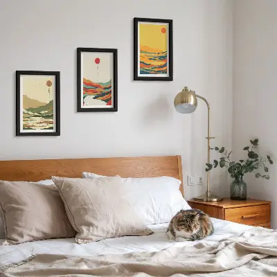Gallery wall met kleurrijke patronen van bergen en rivieren in Japandi-stijl