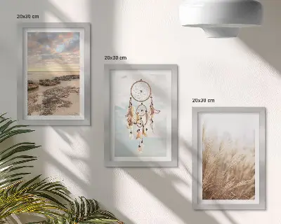 Set van ingelijste schilderijen uitzicht op zee met een dromenvanger en gras