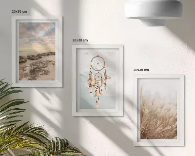 Set van ingelijste schilderijen uitzicht op zee met een dromenvanger en gras