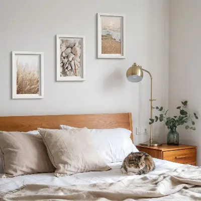 Gallery wall met strandmotieven van schelpen en zeegolven