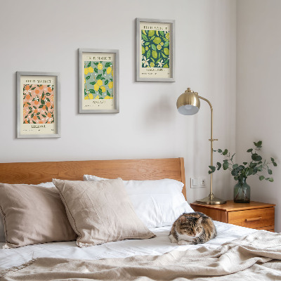 Gallery wall Fruitige patronen met citrusvruchten en vintage bloemen.