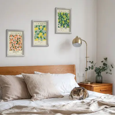 Gallery wall met fruitige patronen van citrusvruchten en vintage bloemen
