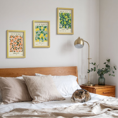 Gallery wall Fruitige patronen met citrusvruchten en vintage bloemen.