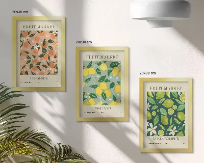 Gallery wall met fruitige patronen van citrusvruchten en vintage bloemen
