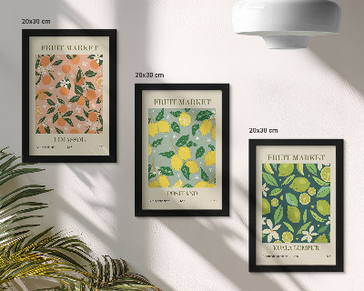 Gallery wall Fruitige patronen met citrusvruchten en vintage bloemen.