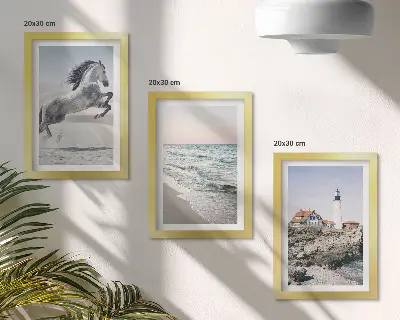 Set ingelijste schilderijen met afbeeldingen van paarden in beweging, een strand, een vuurtoren en watergolven