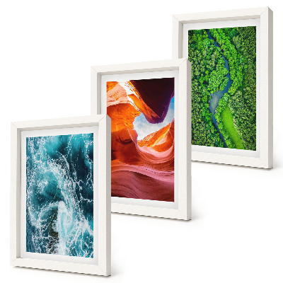 Gallery wall Stromend water in een canyon en een groen bos.