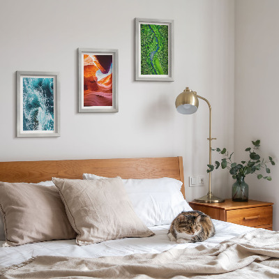 Gallery wall Stromend water in een canyon en een groen bos.