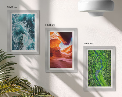Gallery wall Stromend water in een canyon en een groen bos.