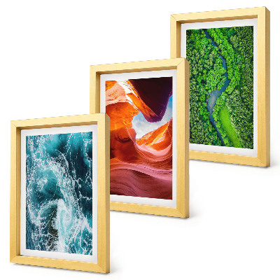 Gallery wall Stromend water in een canyon en een groen bos.