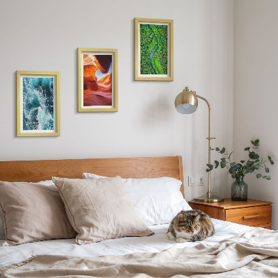 Gallery wall Stromend water in een canyon en een groen bos.