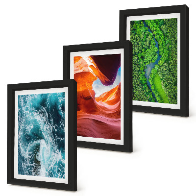 Gallery wall Stromend water in een canyon en een groen bos.