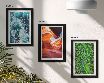 Gallery wall Stromend water in een canyon en een groen bos.
