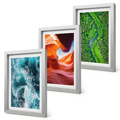 Gallery wall Stromend water in een canyon en een groen bos.