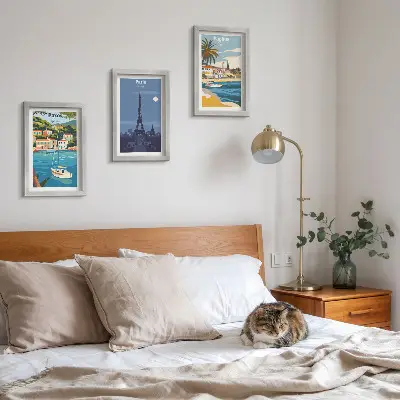 Gallery wall met uitzichten op kuststeden en hun architectuur