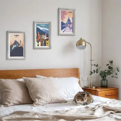 Gallery wall met illustraties van Bergen en retro-architectuur