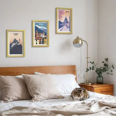 Gallery wall met illustraties van Bergen en retro-architectuur