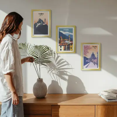 Gallery wall met illustraties van Bergen en retro-architectuur
