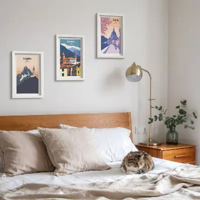 Gallery wall met illustraties van Bergen en retro-architectuur