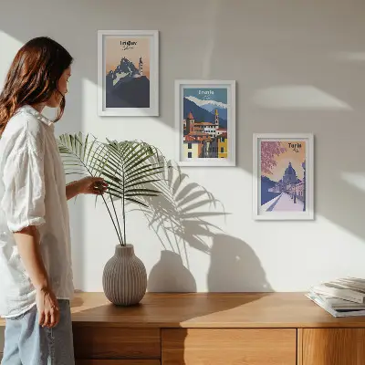 Gallery wall met illustraties van Bergen en retro-architectuur