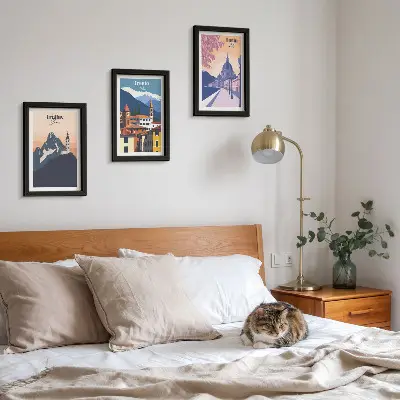 Gallery wall met illustraties van Bergen en retro-architectuur