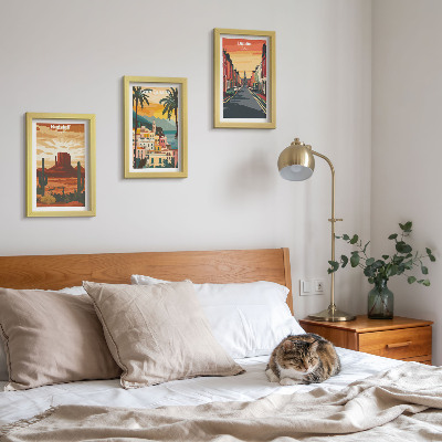 Gallery wall Landschappen van steden en natuur in warme kleuren.