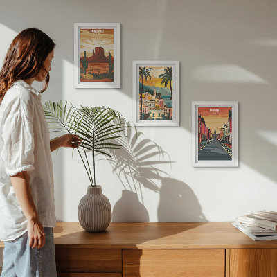 Gallery wall Landschappen van steden en natuur in warme kleuren.